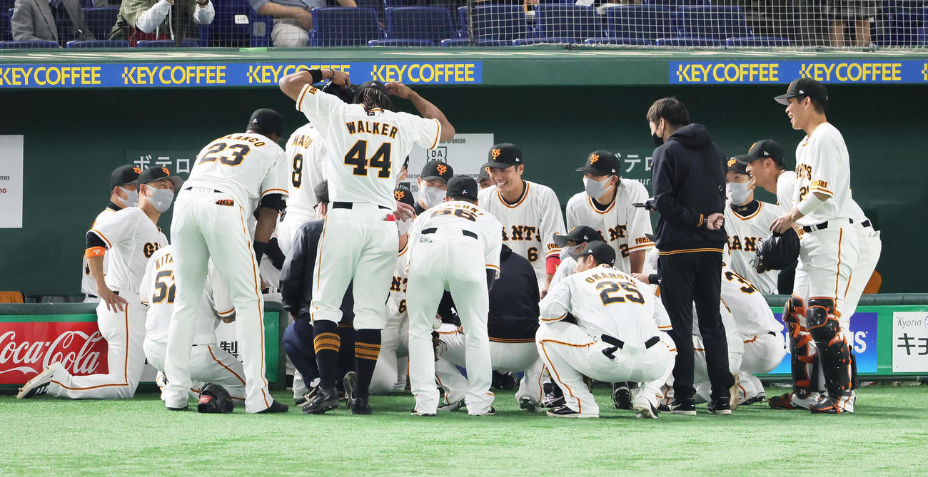 試合前の円陣の輪の中で笑顔を見せる巨人坂本（中央右）ら（撮影・足立雅史）