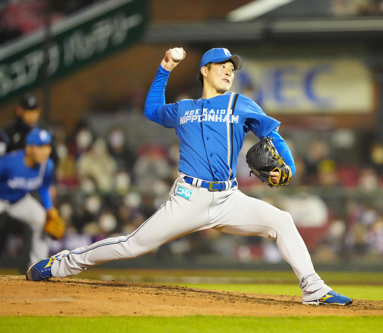 楽天対日本ハム　日本ハム3番手の吉田（撮影・江口和貴）