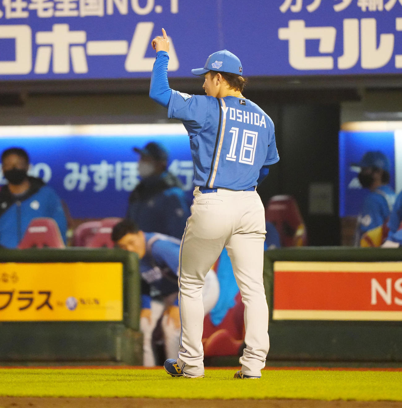 楽天対日本ハム　6回表終了後、ベンチに引き揚げる日本ハム3番手の吉田（撮影・江口和貴）