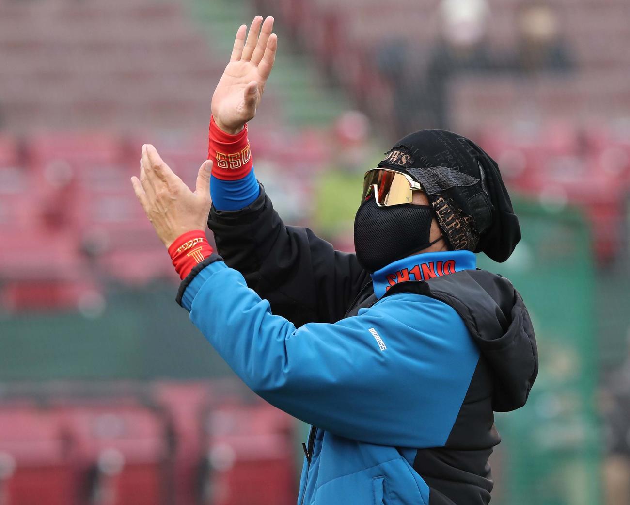 楽天対日本ハム　スタンドに手を振る新庄監督（撮影・黒川智章）