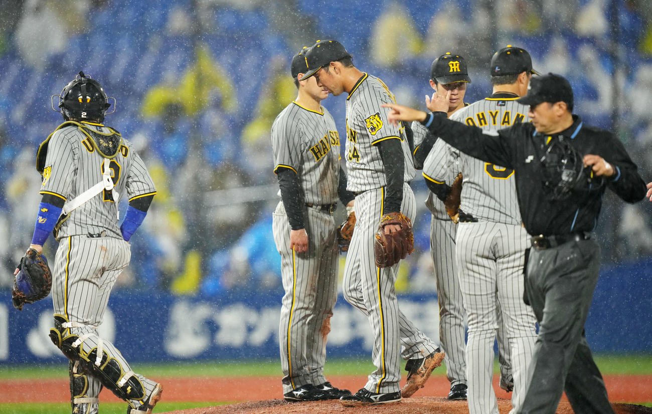 DeNA対阪神　6回表途中、雨足が強くなり試合は中断する（撮影・横山健太）