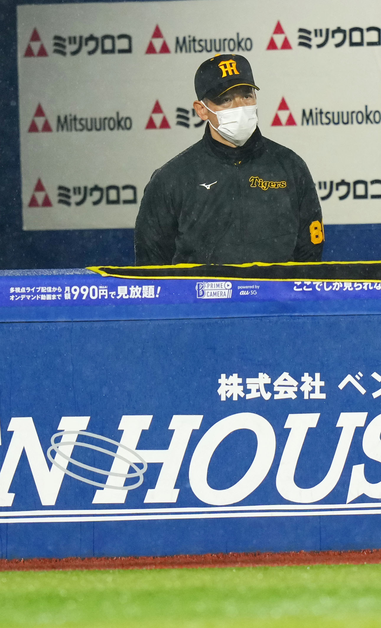 DeNA対阪神　5回裏DeNA2死二、三塁、馬場の暴投でソトが生還し険しい表情でグラウンドを見つめる矢野監督（撮影・横山健太）