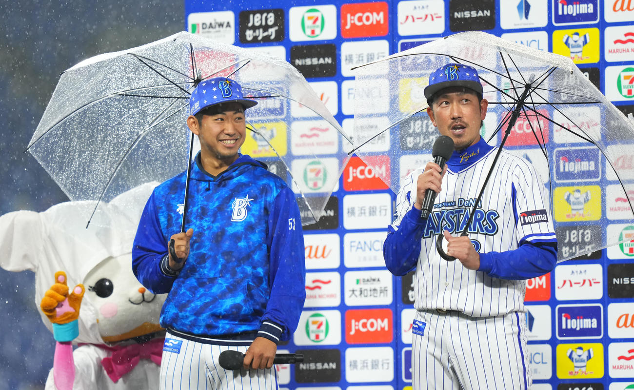 DeNA対阪神　傘を差しお立ち台へ上がるDeNA池谷（左）と藤田（撮影・横山健太）