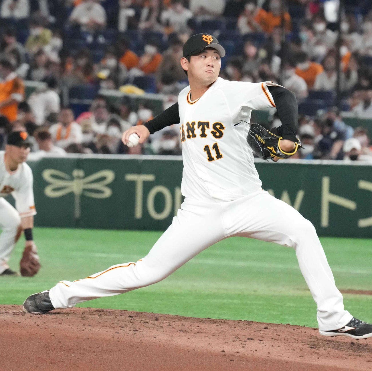 巨人対広島　巨人2番手で登板した平内（撮影・小沢裕）