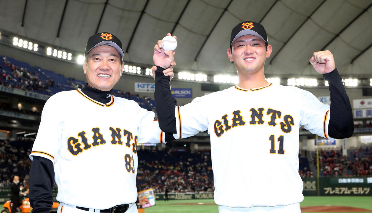 巨人対広島　プロ初勝利を挙げ、原監督（左）と記念撮影をする巨人平内（撮影・狩俣裕三）