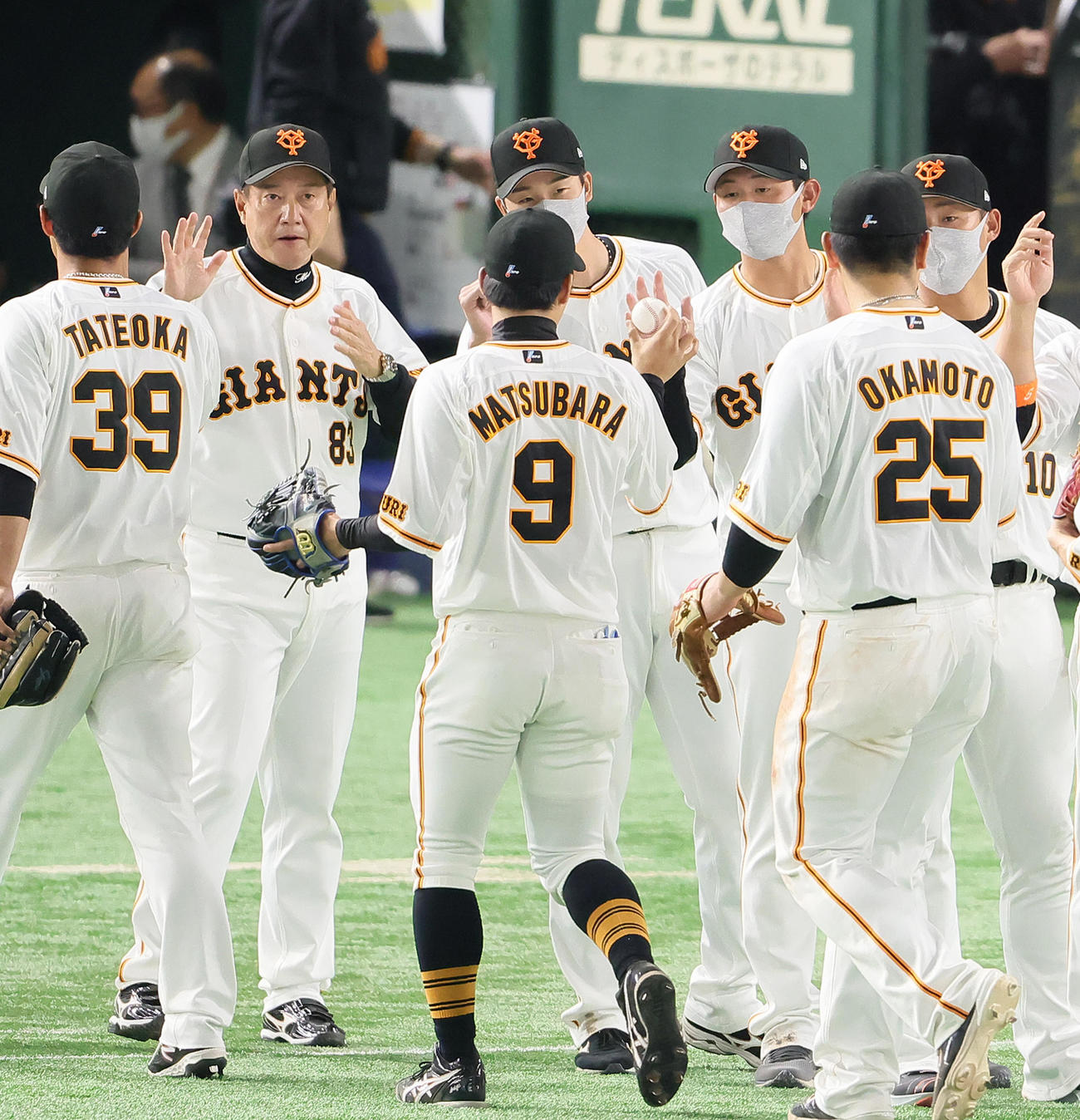 巨人対広島　プロ初勝利を挙げた巨人平内（後方中央右）は勝利球を松原（手前中央）から受け取る。左から2人目は原監督（撮影・足立雅史）