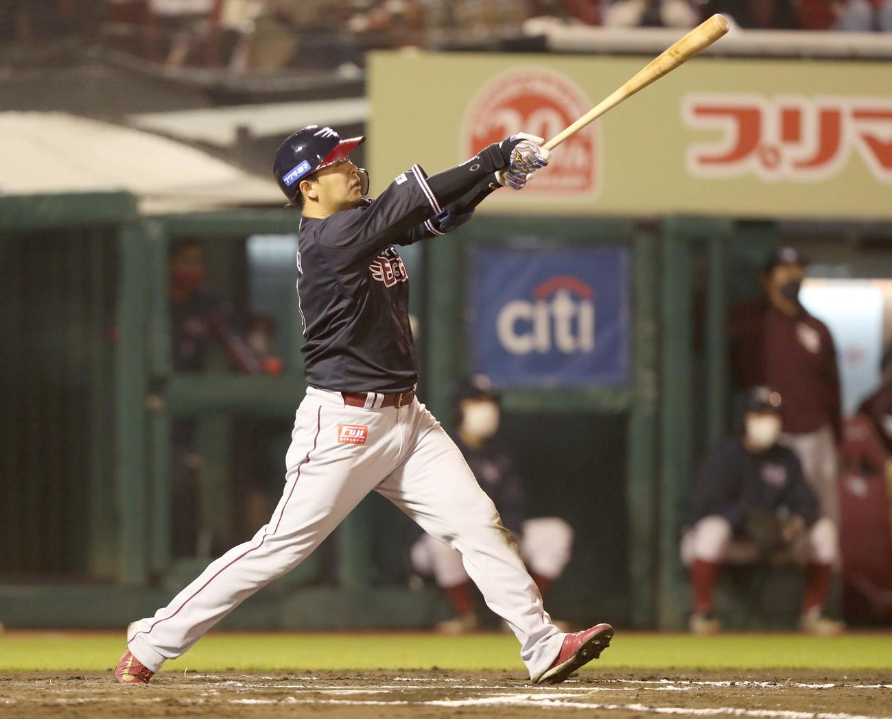 楽天対日本ハム　7回裏楽天無死、右越え本塁打を放つ浅村（撮影・黒川智章）