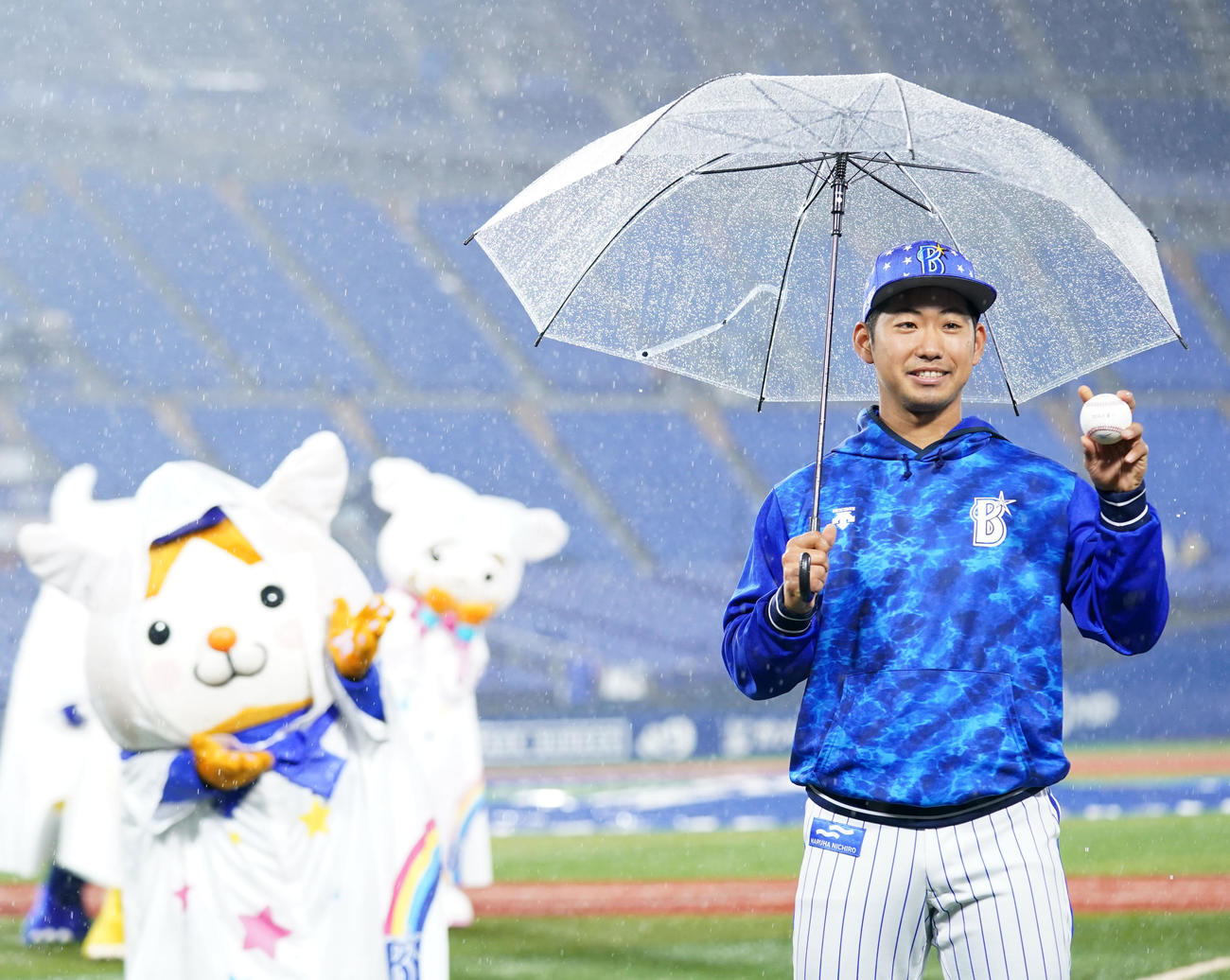 DeNA対阪神　プロ初勝利を挙げ笑顔を見せるDeNA池谷（撮影・横山健太）