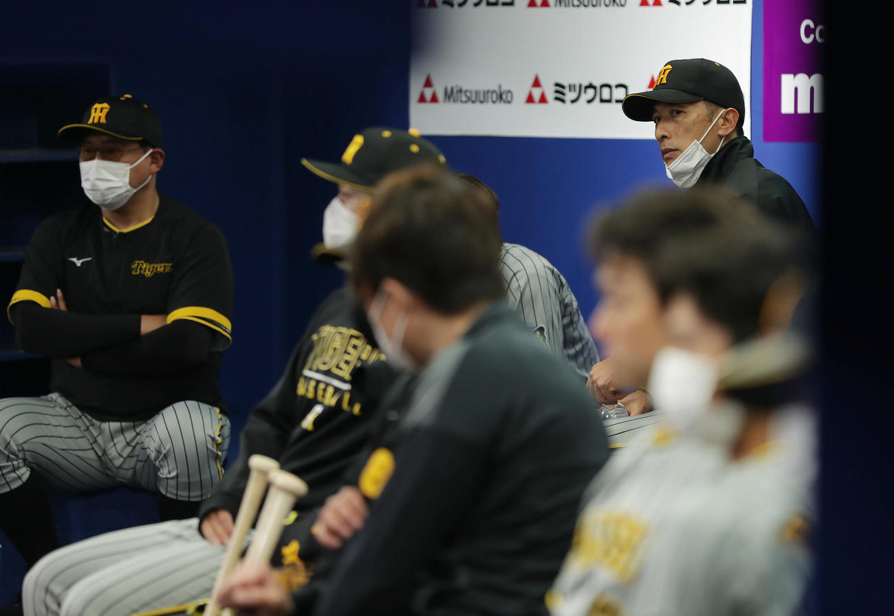 DeNA対阪神　6回裏、雨が激しくなり試合が中断、ベンチでナインらと試合再開を待つ阪神矢野監督（後方右）（撮影・前田充）