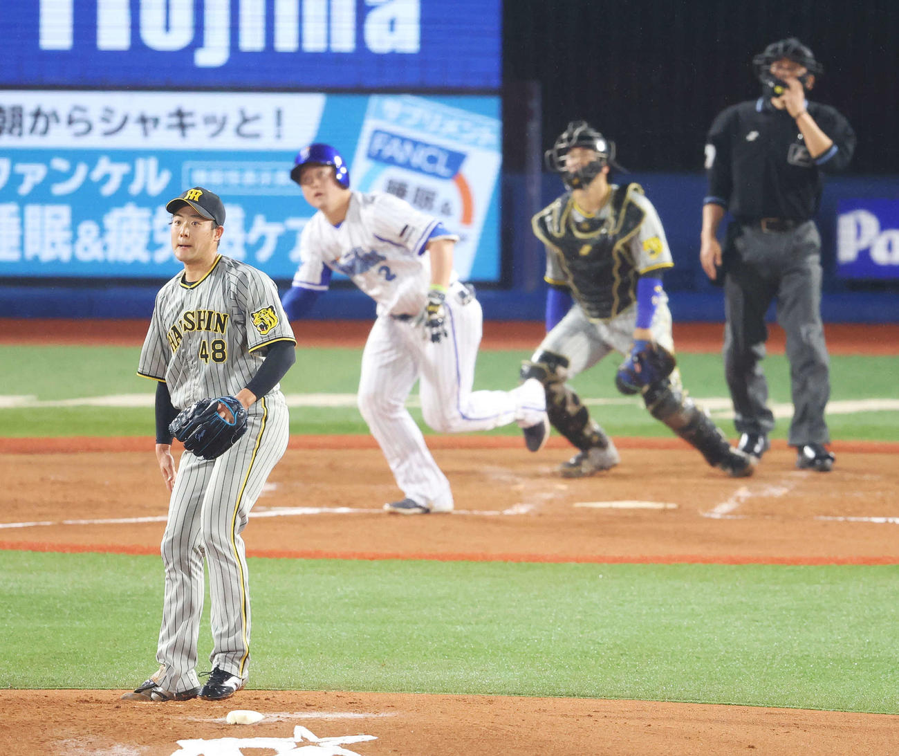 DeNA対阪神　3回裏DeNA無死二、三塁、牧に逆転3点本塁打を浴びる斎藤（撮影・河田真司）