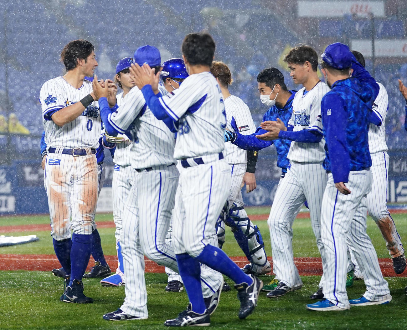 DeNA対阪神　プロ初勝利となった池谷（右から4人目）を祝福するDeNAナイン（撮影・横山健太）