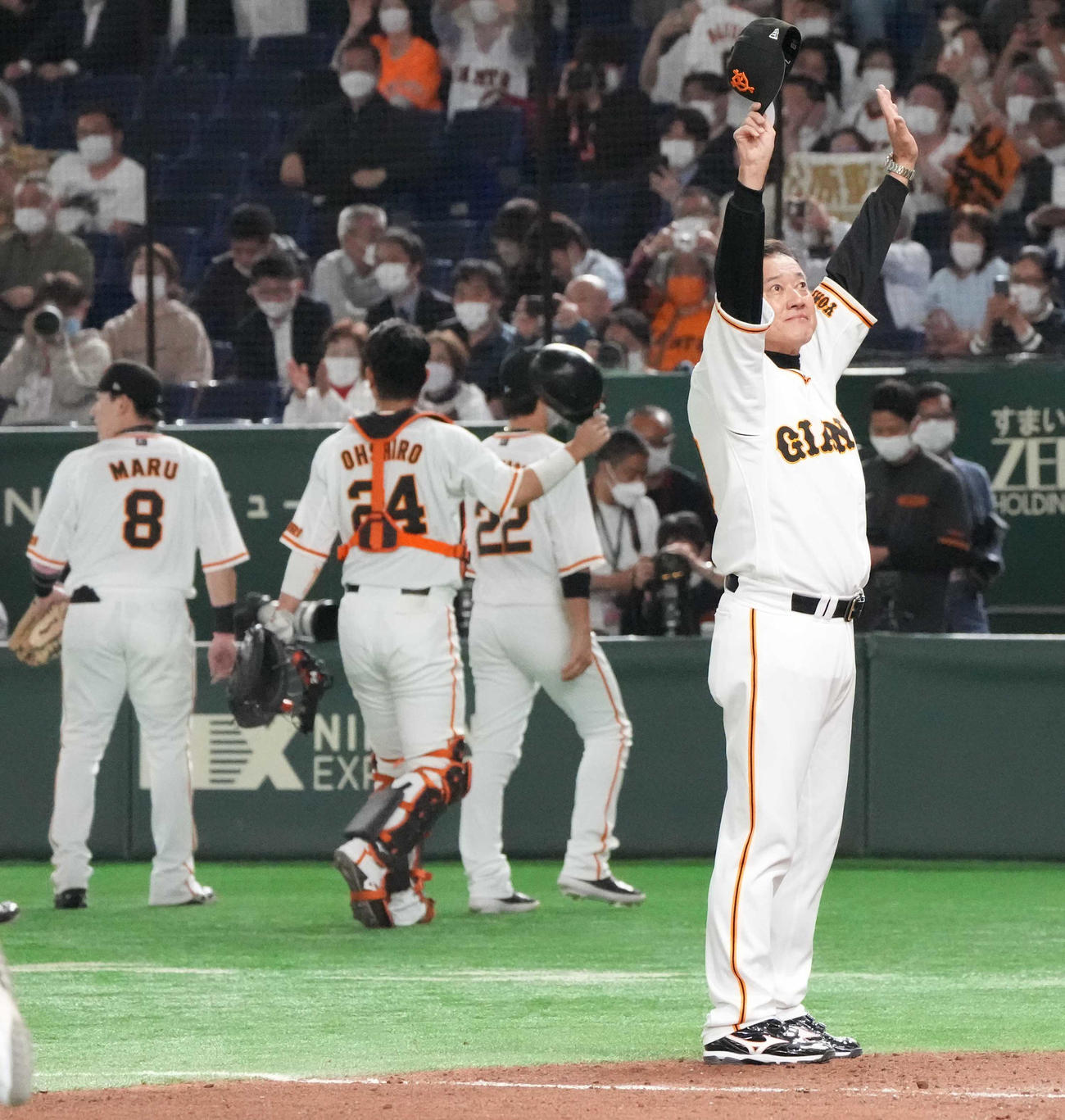 巨人対広島　ファンの声援に応える巨人原監督（撮影・小沢裕）