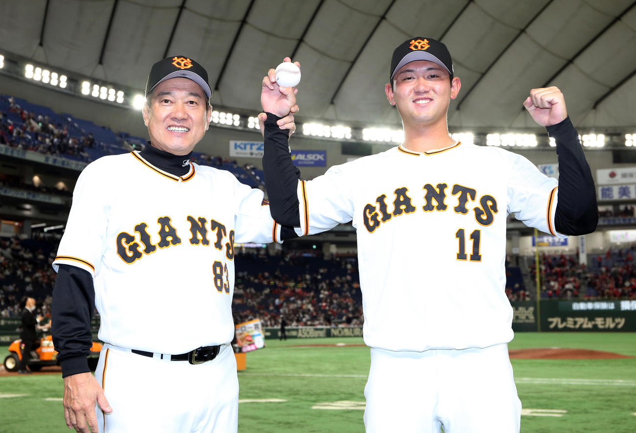 巨人対広島　プロ初勝利を挙げ、原監督（左）と記念撮影をする巨人平内（撮影・狩俣裕三）