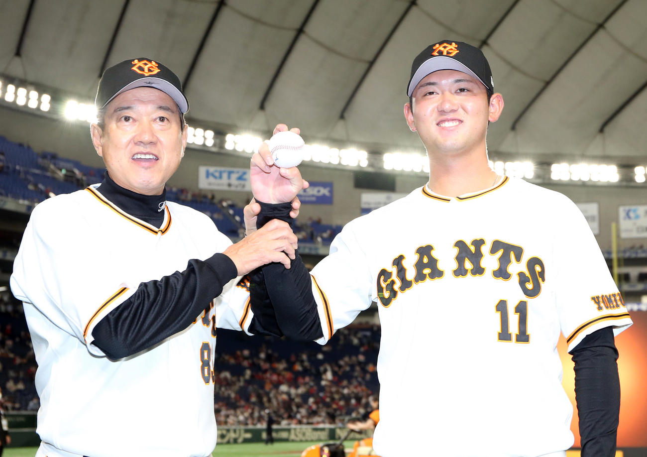 巨人対広島　プロ初勝利を挙げ、原監督（左）と記念撮影をする巨人平内（撮影・狩俣裕三）