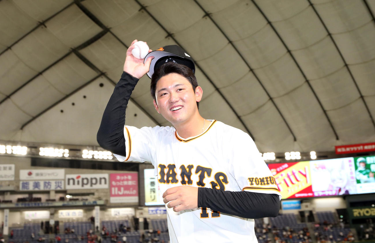 巨人対広島　ヒーローインタビュー後、ファンの拍手に笑顔で応えるプロ初勝利を挙げた巨人平内（撮影・狩俣裕三）