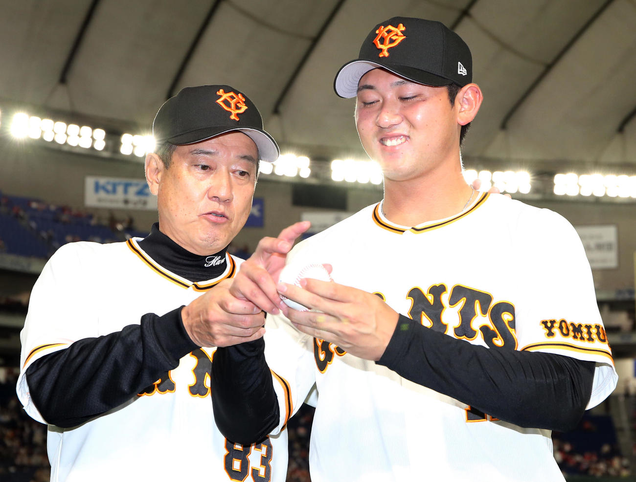 巨人対広島　プロ初勝利を挙げ、記念撮影で原監督（左）から勝利球を握るように指示される巨人平内（撮影・狩俣裕三）