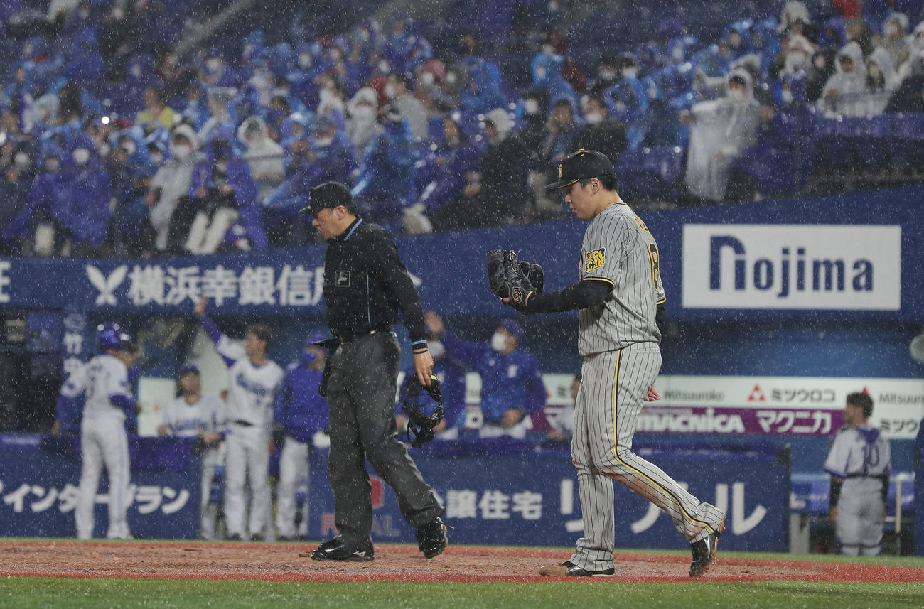 DeNA対阪神　5回裏DeNA2死三塁、藤田に勝ち越し適時打を浴びた馬場（手前右）（撮影・前田充）