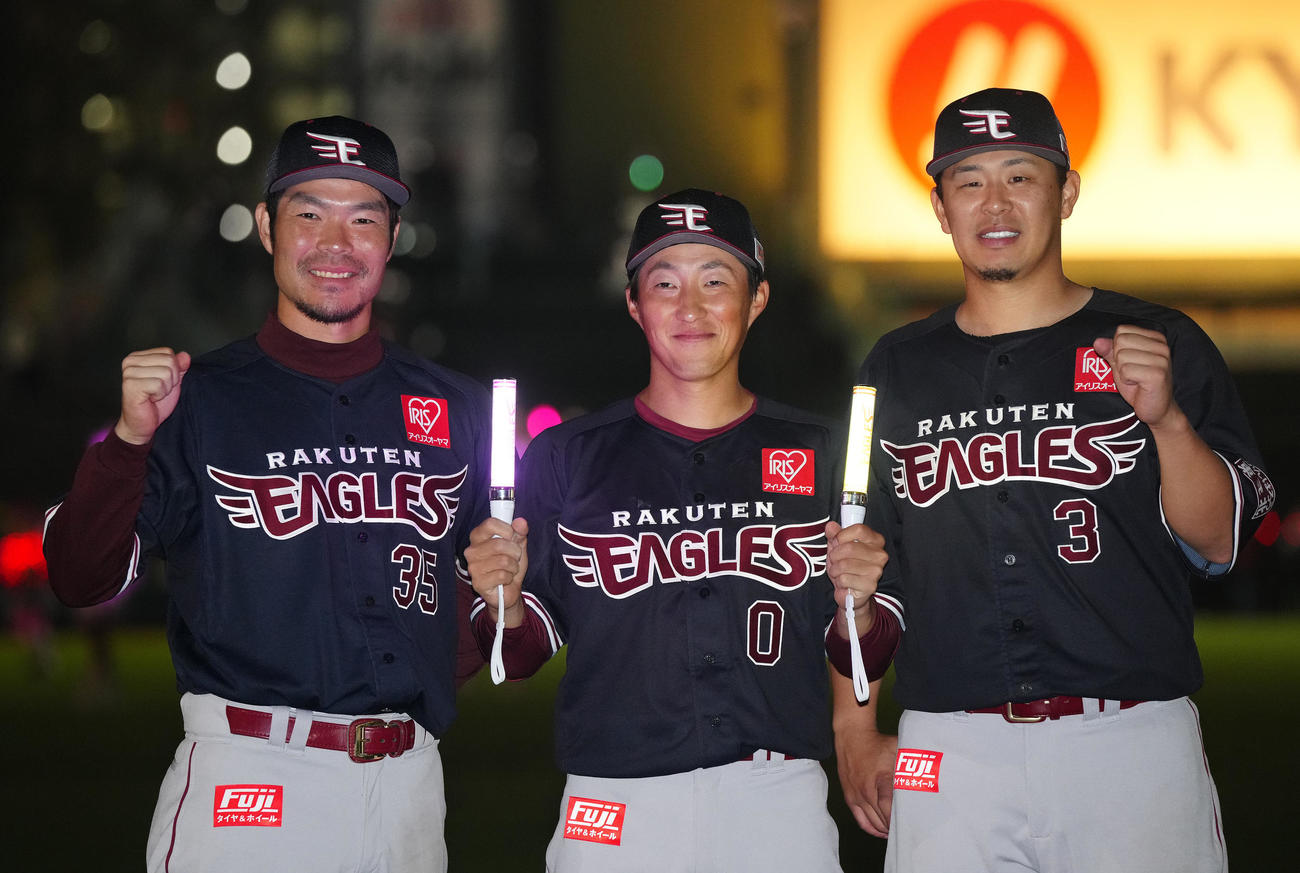 楽天対日本ハム　試合後、ポーズを決める楽天の選手たち。左から島内、小深田、浅村（撮影・江口和貴）