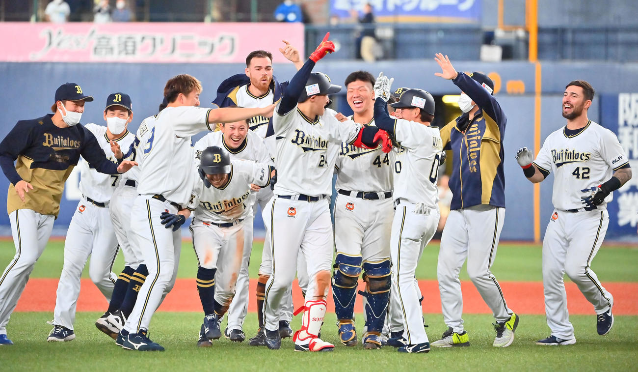 オリックス対ソフトバンク　11回裏オリックス2死二塁、サヨナラ打を放った紅林（中央）はナインから祝福される（撮影・和賀正仁）