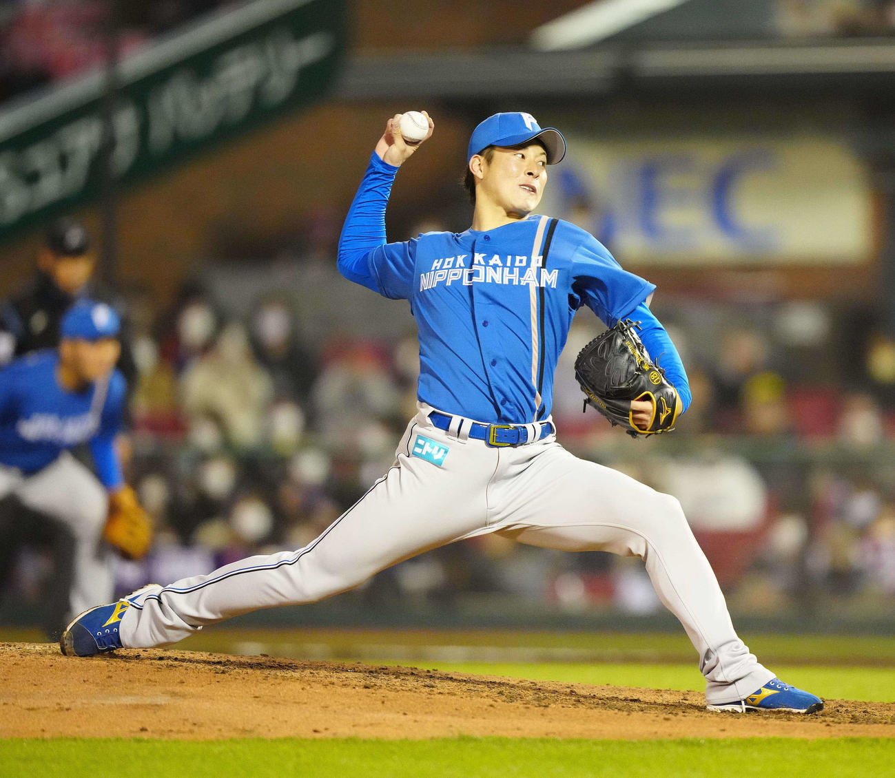 楽天対日本ハム　日本ハム3番手で登板する吉田（撮影・江口和貴）