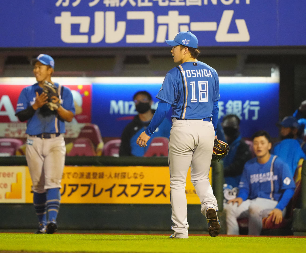 楽天対日本ハム　6回裏終了後、ベンチに引き揚げる日本ハム3番手の吉田（撮影・江口和貴）