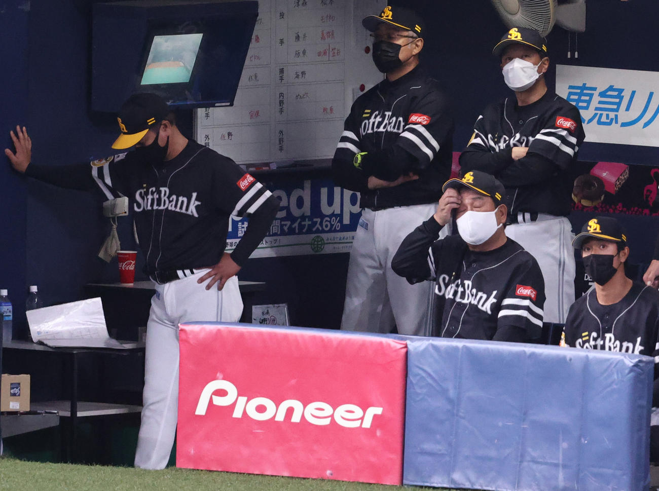オリックス対ソフトバンク　10回裏、ベンチで渋い表情のソフトバンク藤本監督（左から3人目）（撮影・上山淳一）