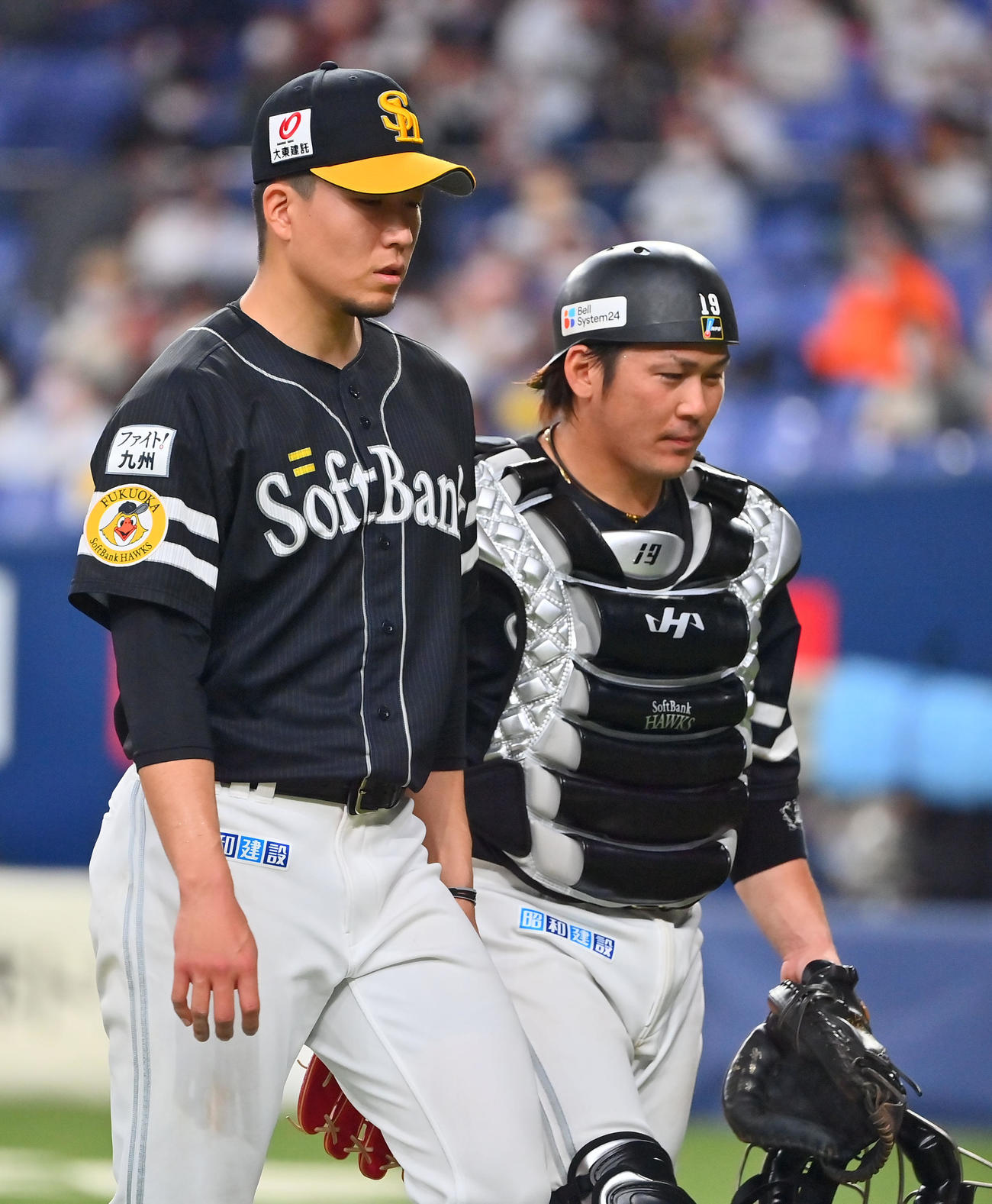 オリックス対ソフトバンク　9回裏に同点適時打を浴び甲斐（右）とベンチに戻るソフトバンク千賀（撮影・和賀正仁）