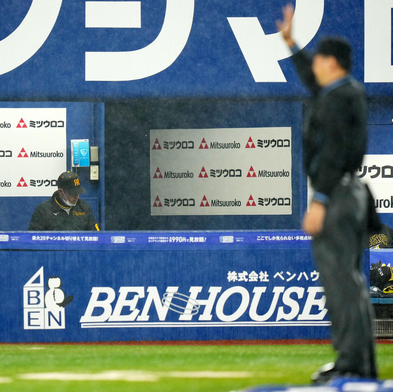 DeNA対阪神　雨天コールドとなり引き揚げる阪神矢野監督（撮影・横山健太）