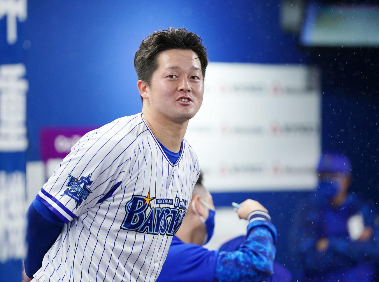 DeNA対阪神　6回表試合中断中、ファンから歌で誕生日を祝ってもらい笑顔を見せるDeNA牧（撮影・横山健太）
