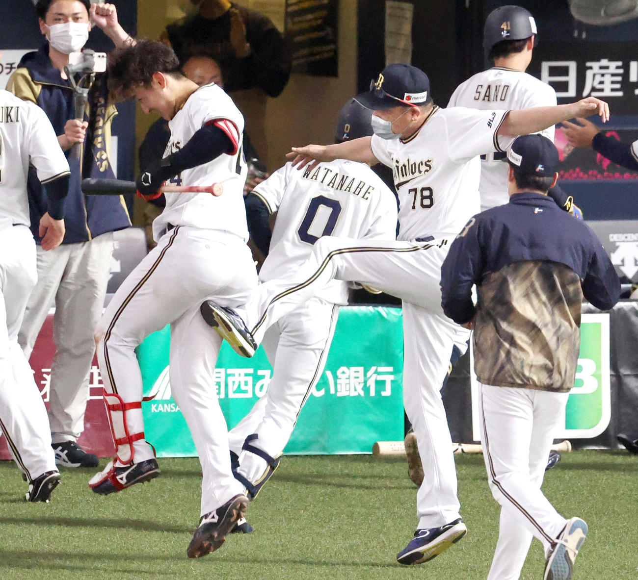 オリックス対ソフトバンク　11回裏オリックス2死二塁、サヨナラ左前適時打を放った紅林（左）をキックで祝福をする中嶋監督（撮影・上山淳一）