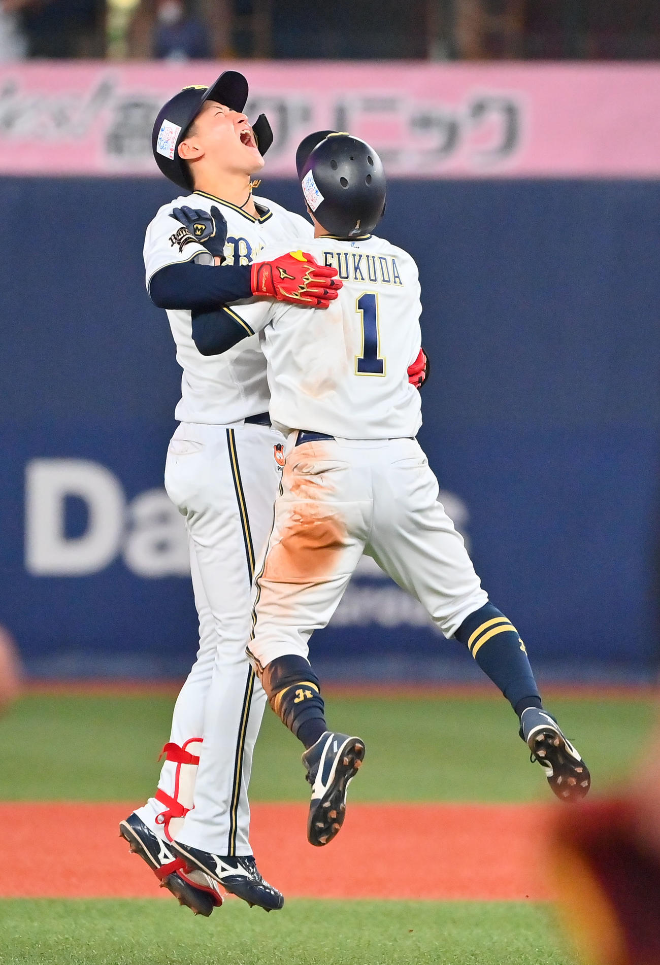 オリックス対ソフトバンク　11回裏オリックス2死二塁、サヨナラ安打を放ち福田（右）と喜ぶ紅林（撮影・和賀正仁）