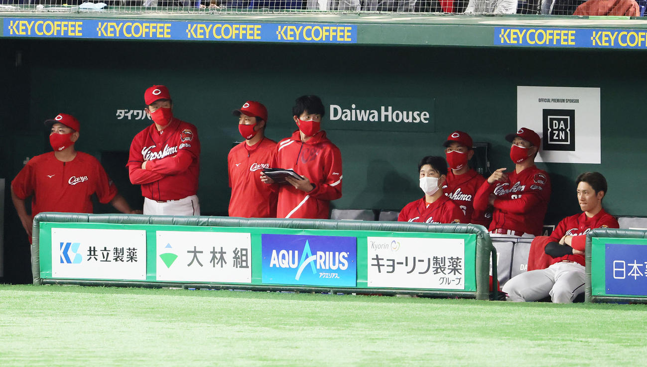 巨人対広島　厳しい表情で試合を見つめる広島佐々岡監督（左から2人目）ら（撮影・足立雅史）