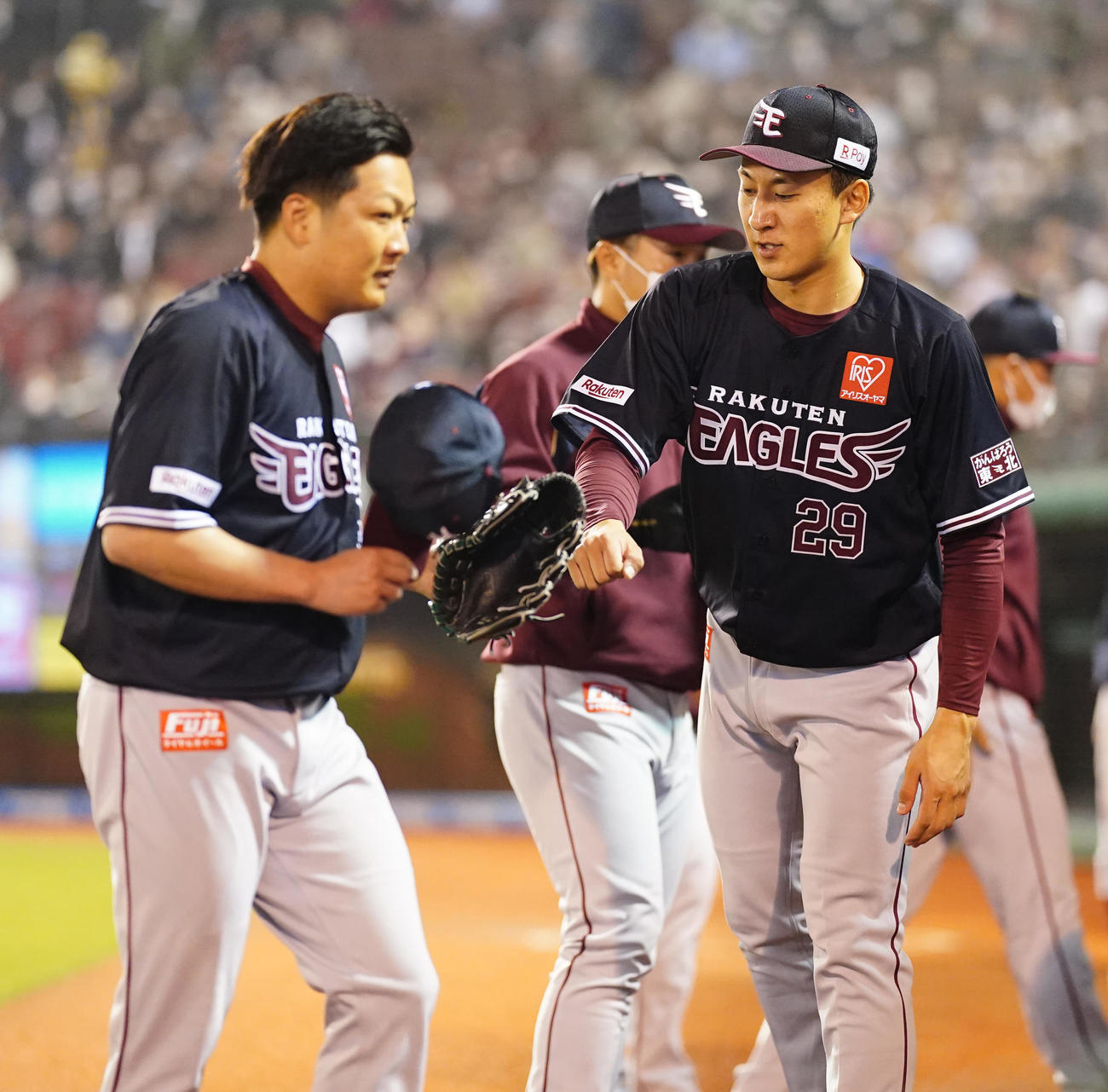 楽天対日本ハム　4回表終了後、楽天2番手の石橋（左）を出迎える先発の高田孝（撮影・江口和貴）