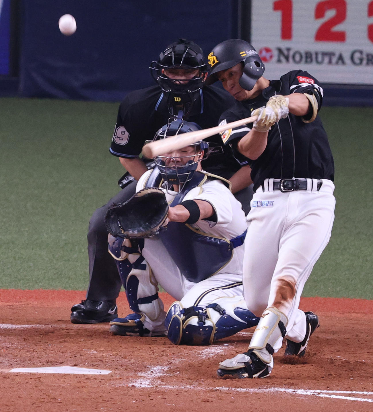 オリックス対ソフトバンク　5回表ソフトバンク無死一塁、野村勇は中越え2点本塁打を放つ（撮影・上山淳一）