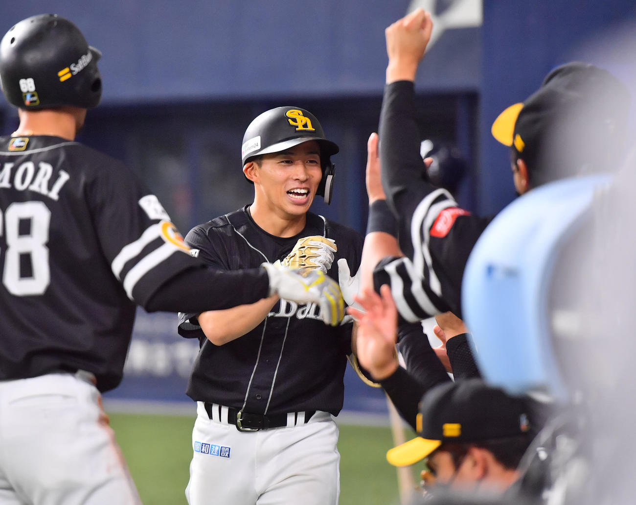 オリックス対ソフトバンク　5回表ソフトバンク無死一塁、中越えに2点本塁打を放った野村はナインの祝福に笑顔を見せる（撮影・和賀正仁）