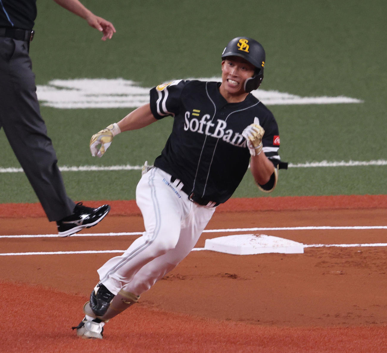 オリックス対ソフトバンク　1回表ソフトバンク1死、野村勇は右中間に二塁打を放ち二塁に向かう（撮影・上山淳一）