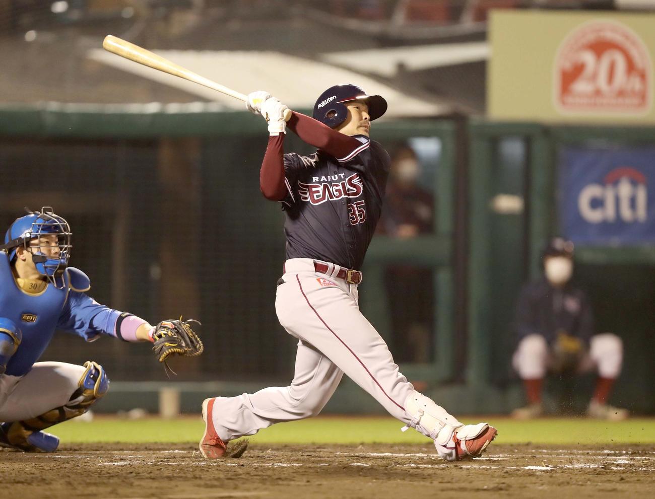 楽天対日本ハム　3回裏楽天1死二塁、右越え2点本塁打を放つ島内（撮影・黒川智章）