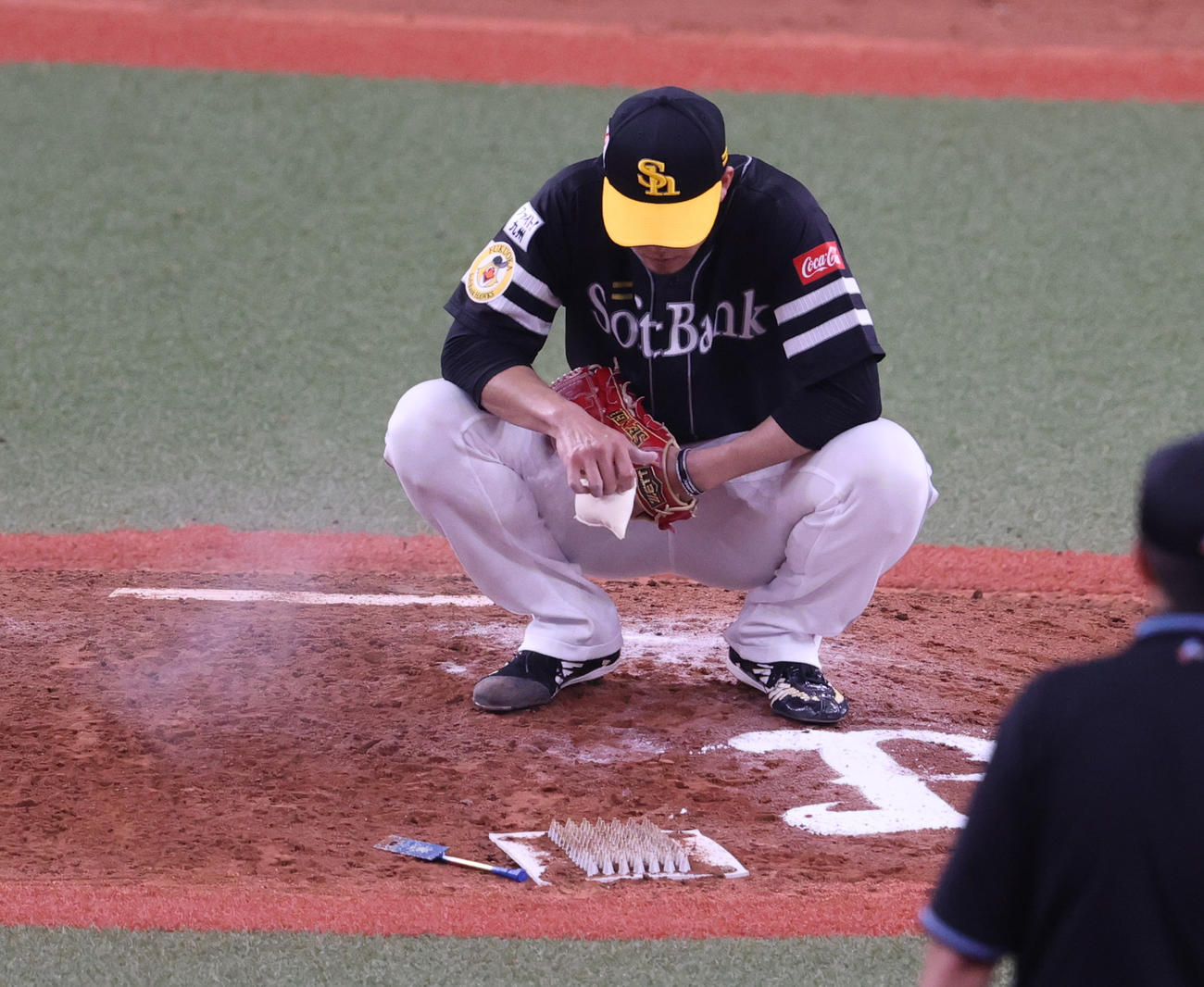 オリックス対ソフトバンク　9回裏オリックス1死満塁、千賀は吉田正に同点の右前2点適時打を浴びマウンドでうつむく（撮影・上山淳一）