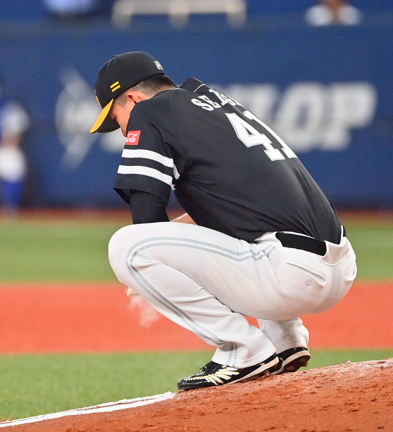 オリックス対ソフトバンク　9回裏オリックス1死満塁、吉田正尚に同点適時打を浴び座り込むソフトバンク千賀（撮影・和賀正仁）