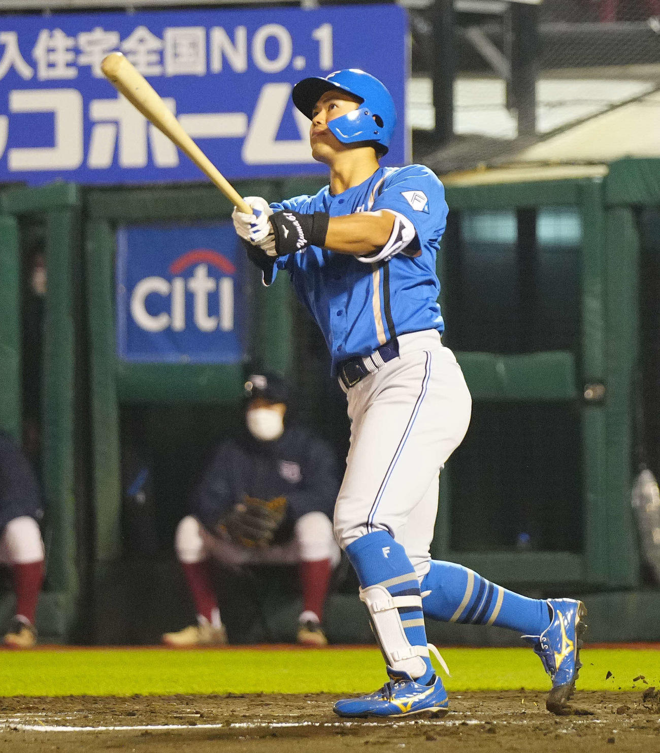 楽天対日本ハム　4回表日本ハム無死、左越えソロ本塁打を放つ今川（撮影・江口和貴）