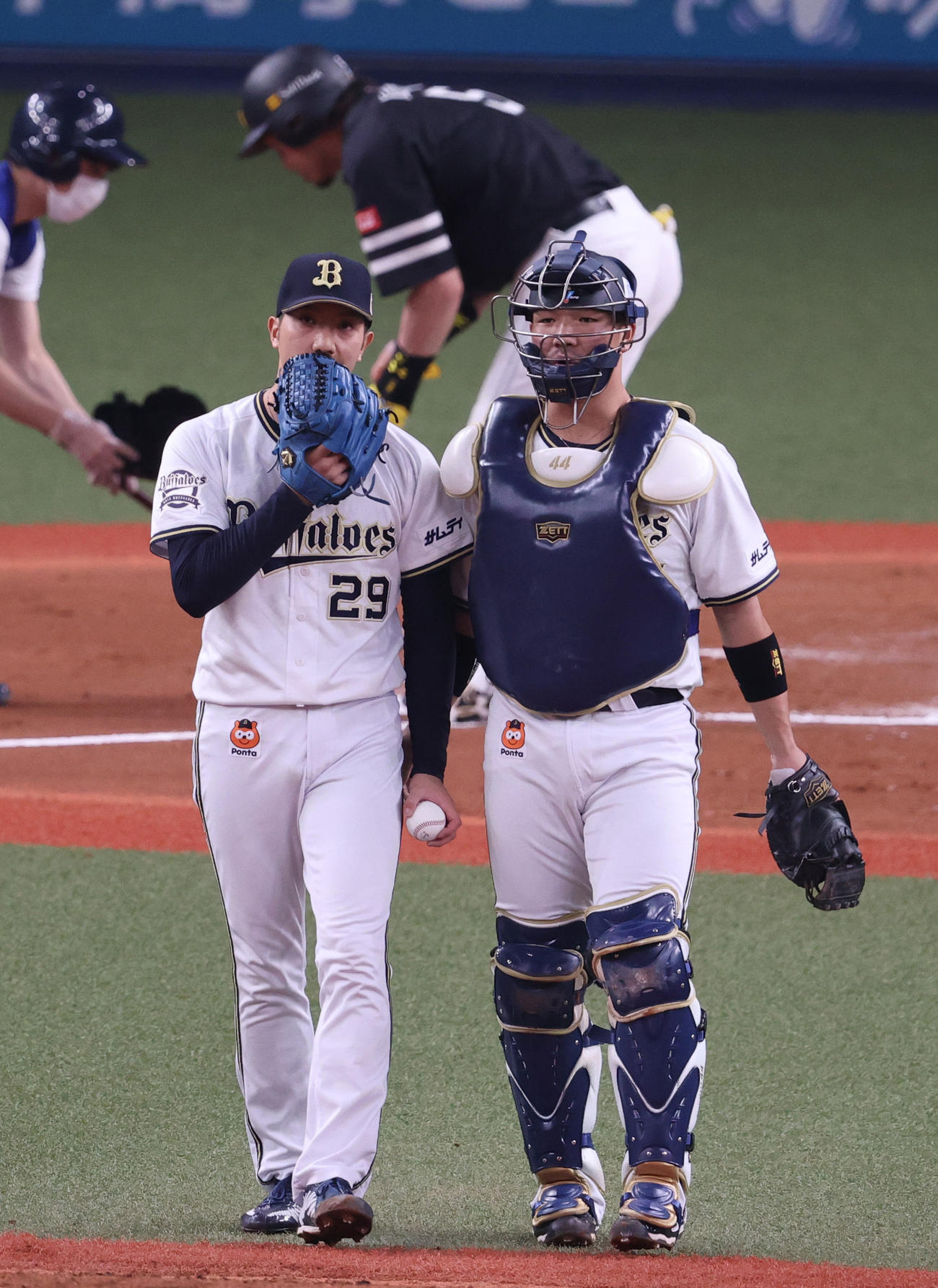 オリックス対ソフトバンク　2回表ソフトバンク1死二塁、頓宮（右）は松田宣（上）に四球を出した田嶋の元へ向かい話し合う（撮影・上山淳一）