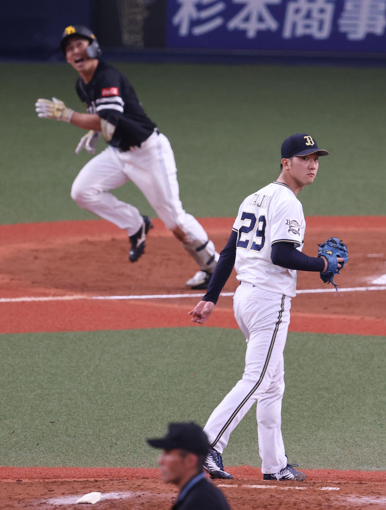 オリックス対ソフトバンク　5回表ソフトバンク無死一塁、田嶋（手前）は野村勇に中越え2点本塁打を浴びる（撮影・上山淳一）