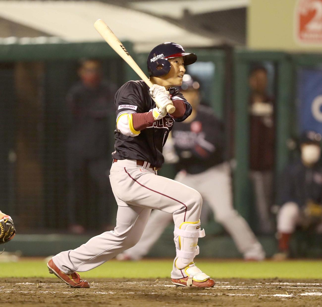 楽天対日本ハム　3回裏楽天1死満塁、右越えに走者一掃の3点適時二塁打を放つ小深田（撮影・黒川智章）