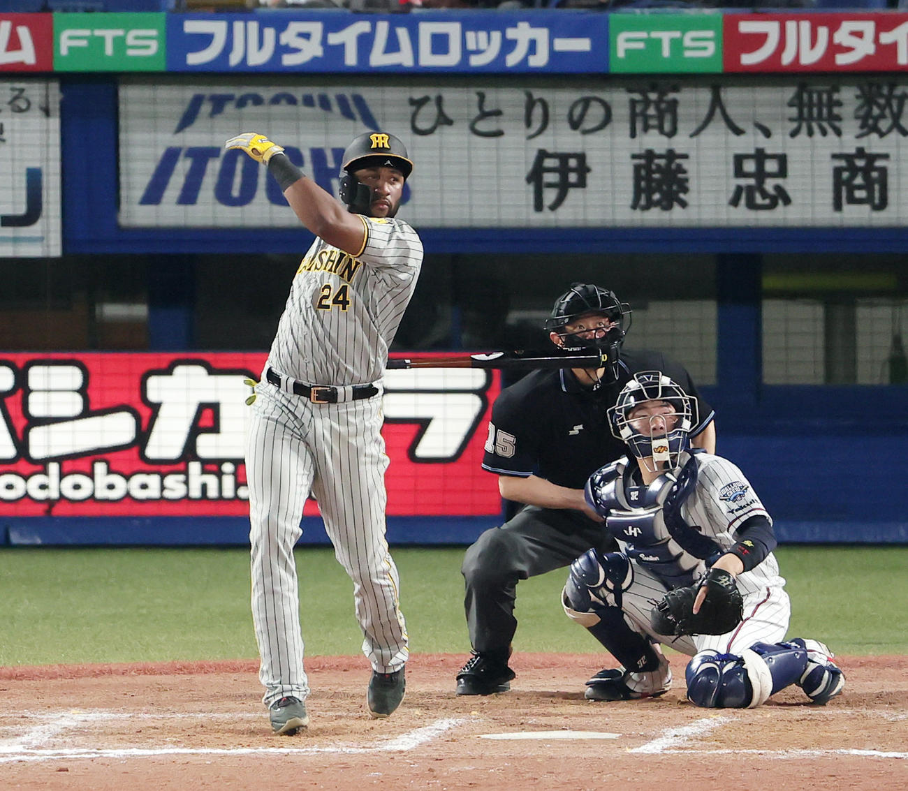 ヤクルト対阪神　7回表阪神2死一、三塁、左越え3点本塁打を放つロハス（撮影・野上伸悟）