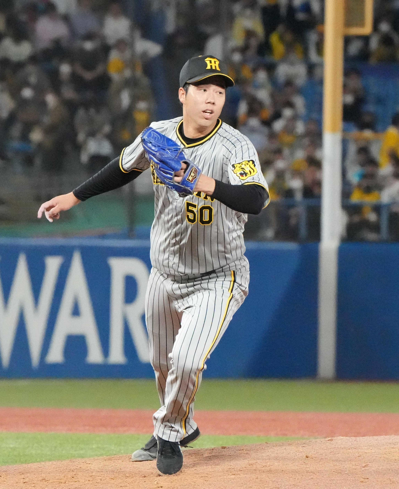 ヤクルト対阪神　5回裏ヤクルト2死、太田を一ゴロに仕留める阪神先発の青柳（撮影・小沢裕）