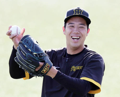 ヤクルト対阪神　笑顔でキャッチボールする阪神青柳（撮影・野上伸悟）