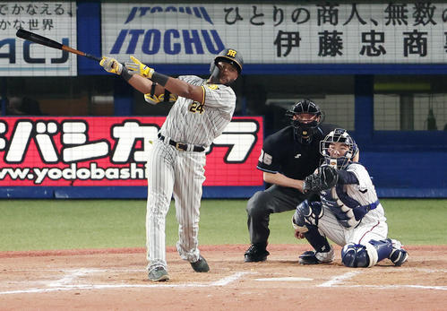ヤクルト対阪神　7回表阪神2死一、三塁、左越え3点本塁打を放つロハス（撮影・野上伸悟）