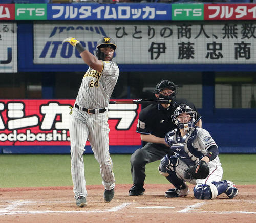 ヤクルト対阪神　7回表阪神2死一、三塁、左越え3点本塁打を放つロハス（撮影・野上伸悟）