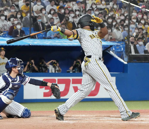 ヤクルト対阪神　7回表阪神2死一、三塁、ロハスは左越えに3点本塁打を放つ（撮影・小沢裕）
