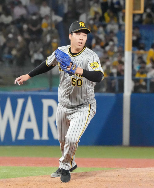 ヤクルト対阪神　5回裏ヤクルト2死、太田を一ゴロに仕留める阪神先発の青柳（撮影・小沢裕）